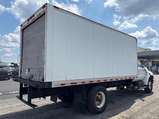 Image of Ford F-750 equipment image 2