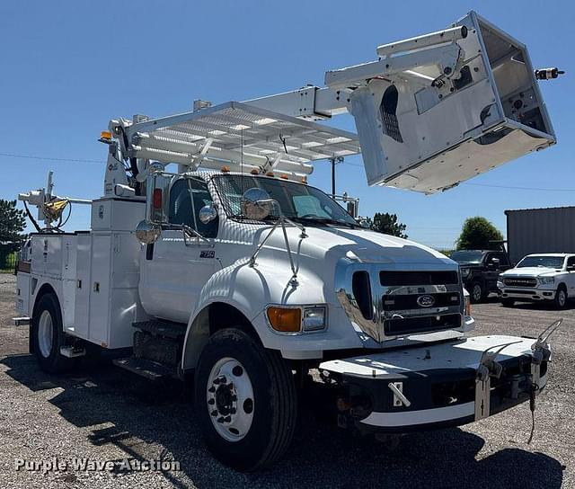 Image of Ford F-750 equipment image 2