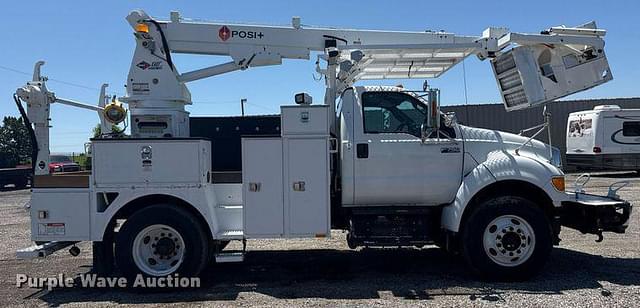 Image of Ford F-750 equipment image 3