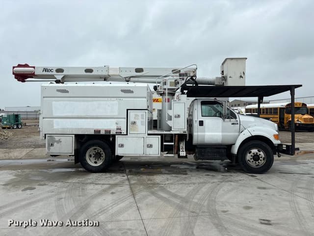 Image of Ford F-750 equipment image 3