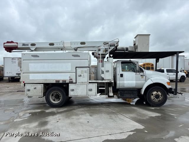 Image of Ford F-750 equipment image 3