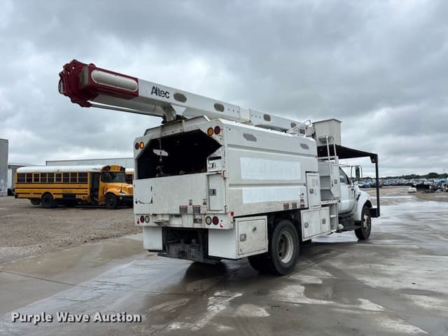 Image of Ford F-750 equipment image 4