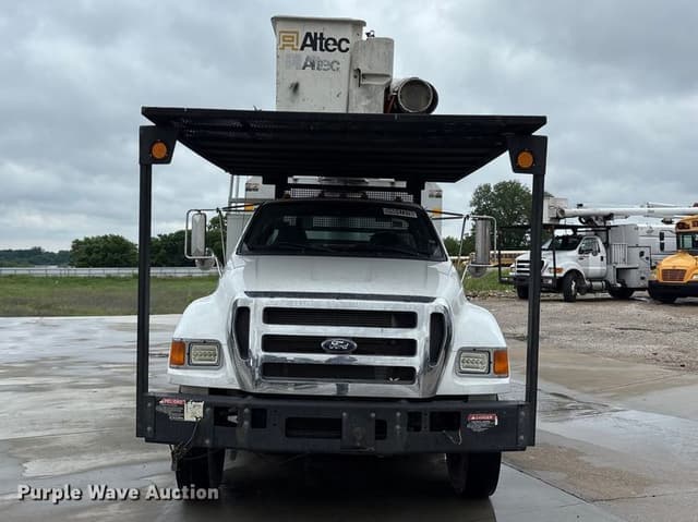 Image of Ford F-750 equipment image 1