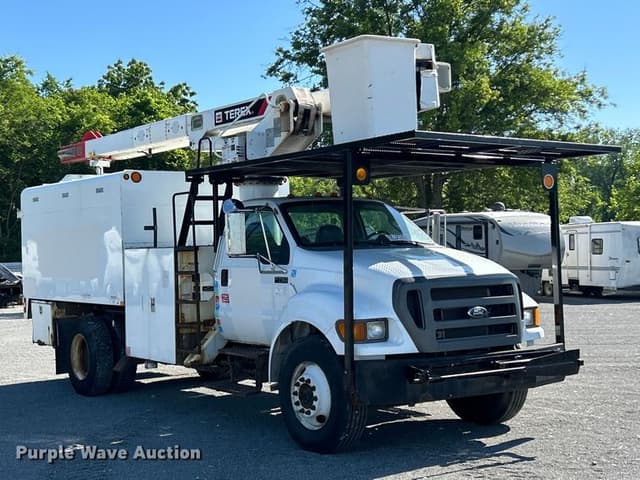 Image of Ford F-750 equipment image 2