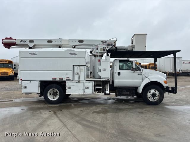 Image of Ford F-750 equipment image 3