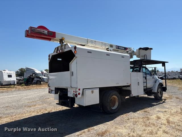 Image of Ford F-750 equipment image 4