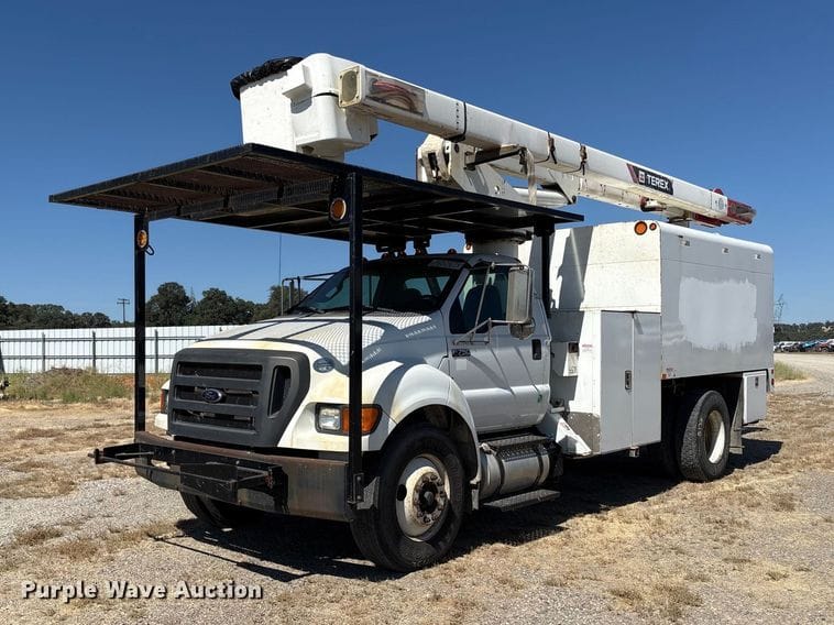 2015 Ford F-750 Equipment Image0