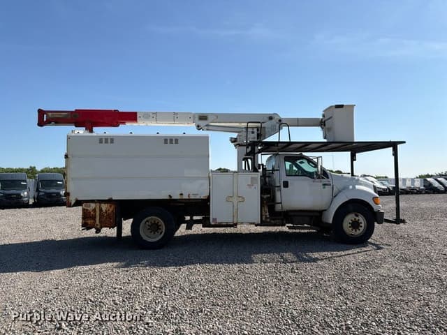 Image of Ford F-750 equipment image 3