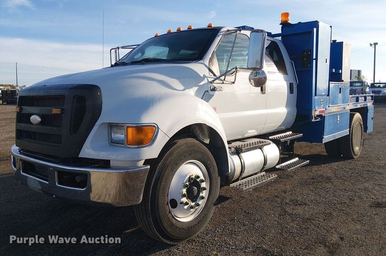 2015 Ford F-750 Equipment Image0