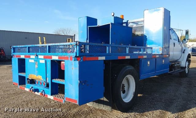 Image of Ford F-750 equipment image 4