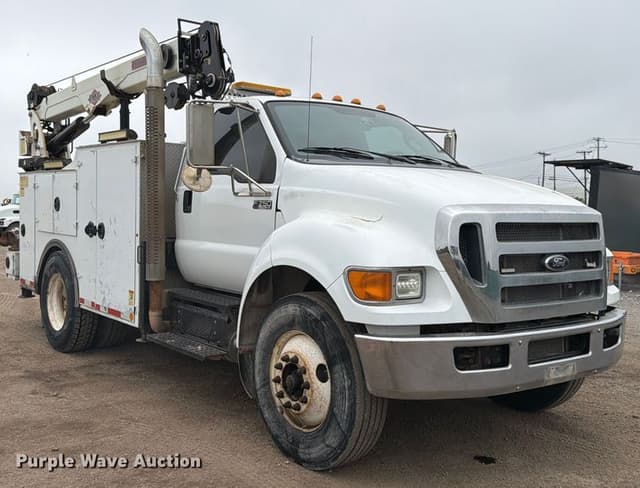 Image of Ford F-750 equipment image 2