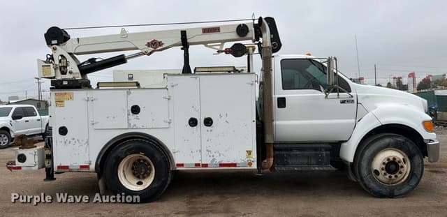Image of Ford F-750 equipment image 3