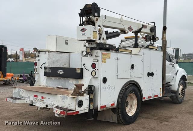 Image of Ford F-750 equipment image 4