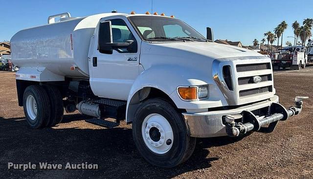 Image of Ford F-750 equipment image 2