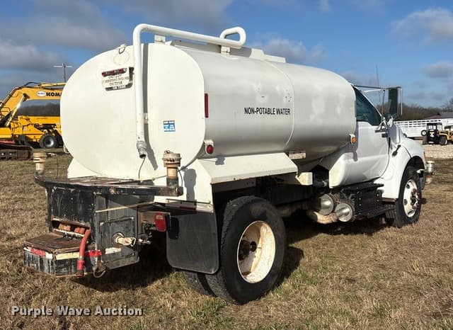 Image of Ford F-750 equipment image 4