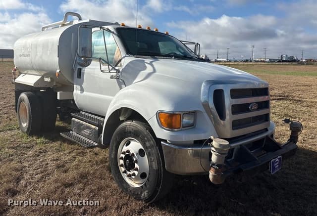 Image of Ford F-750 equipment image 2