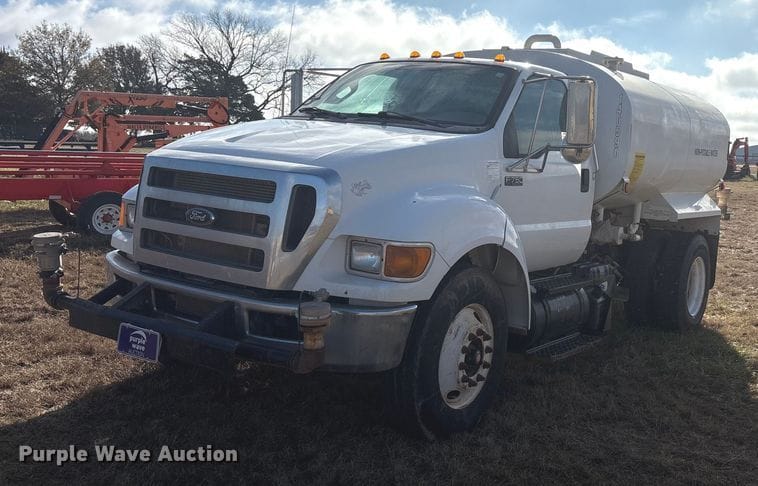 2015 Ford F-750 Equipment Image0