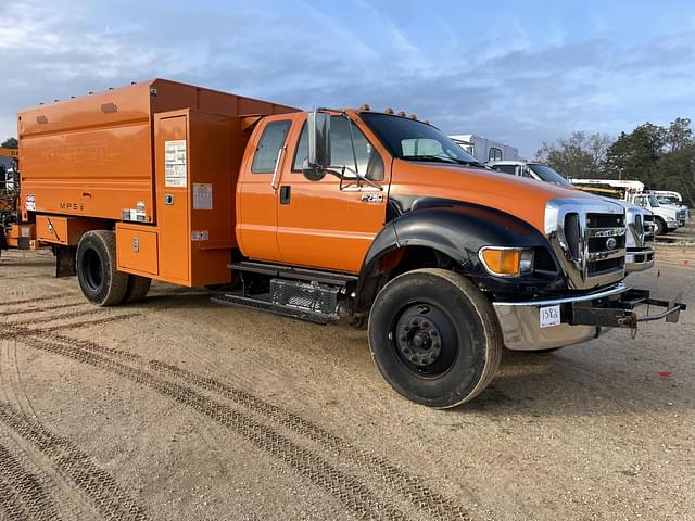 Image of Ford F-750 equipment image 3