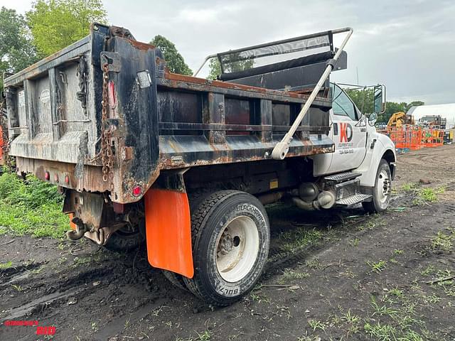 Image of Ford F-750 equipment image 1