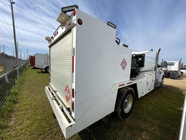 Image of Ford F-750 equipment image 2