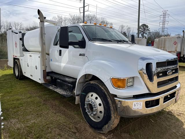 Image of Ford F-750 equipment image 3