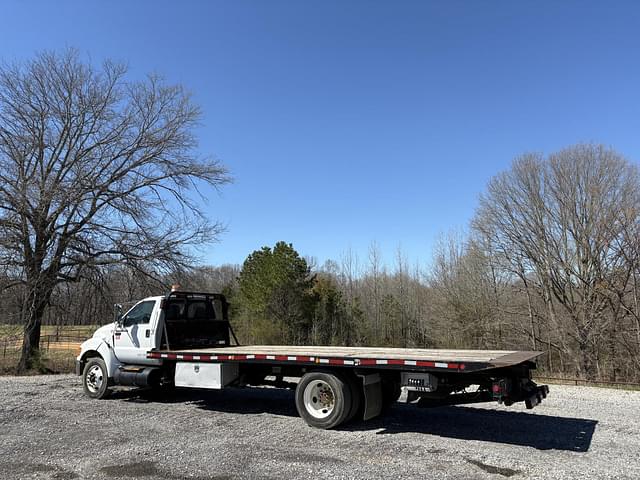 Image of Ford F-750 equipment image 4