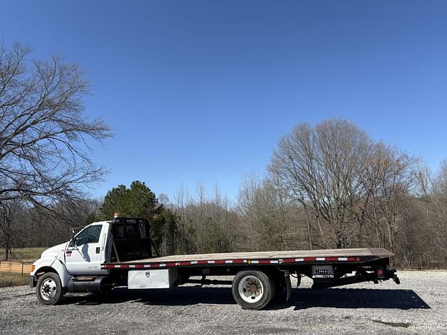 Image of Ford F-750 equipment image 3