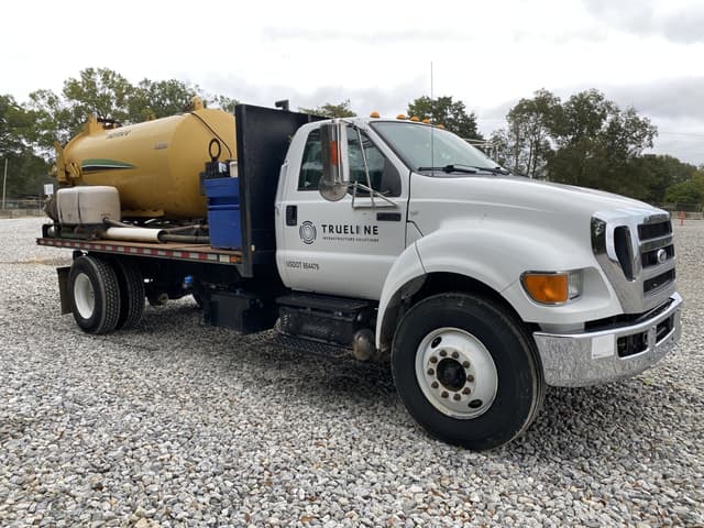 Image of Ford F-750 equipment image 3