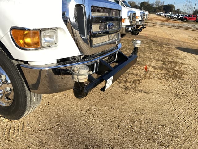 Image of Ford F-750 equipment image 4