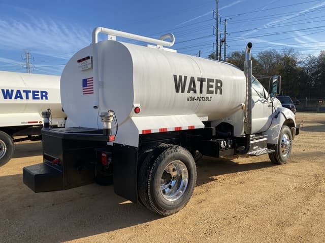 Image of Ford F-750 equipment image 2