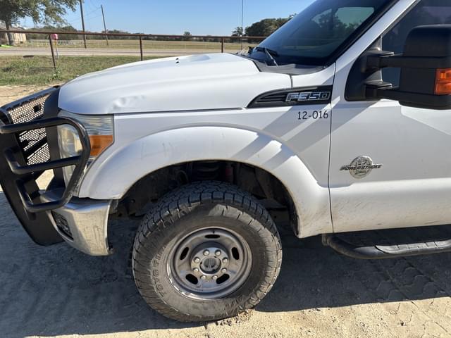 Image of Ford F-350 equipment image 2