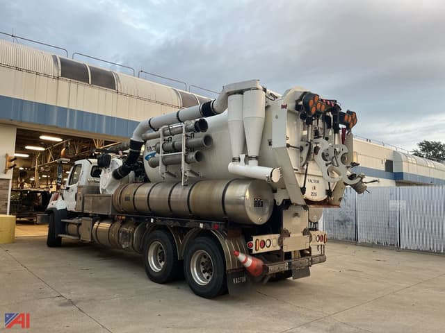 Image of Freightliner 108SD equipment image 1