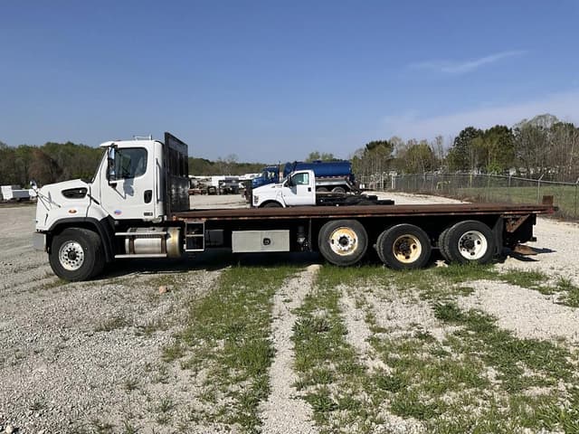 Image of Freightliner 108SD equipment image 1