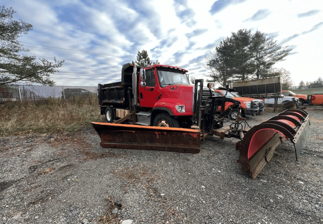 Image of Freightliner 108SD equipment image 4