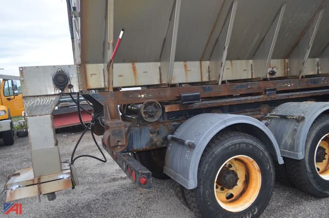 Image of Freightliner 114SD equipment image 3