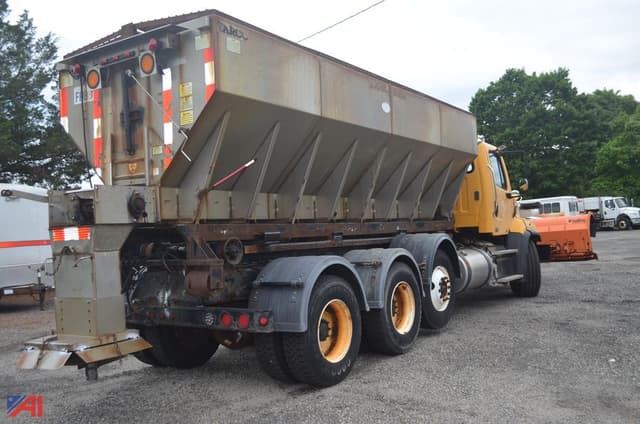 Image of Freightliner 114SD equipment image 2