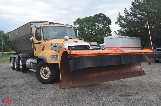 Image of Freightliner 114SD equipment image 4