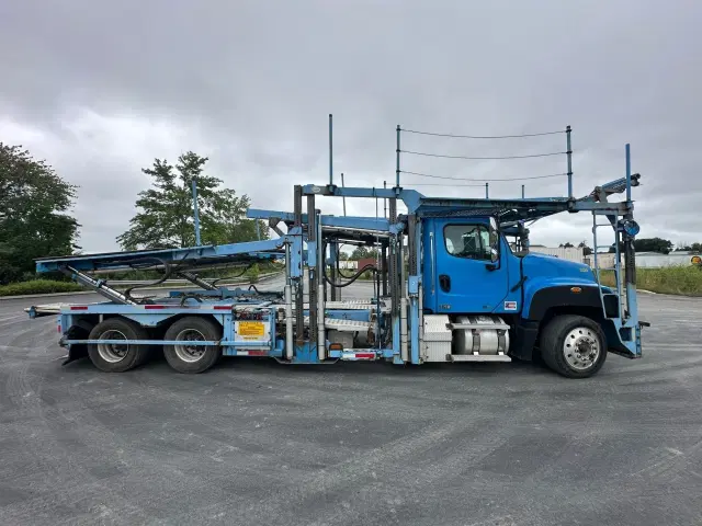 Image of Freightliner 114SD equipment image 4