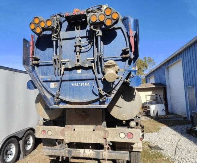 Image of Freightliner 114SD equipment image 2