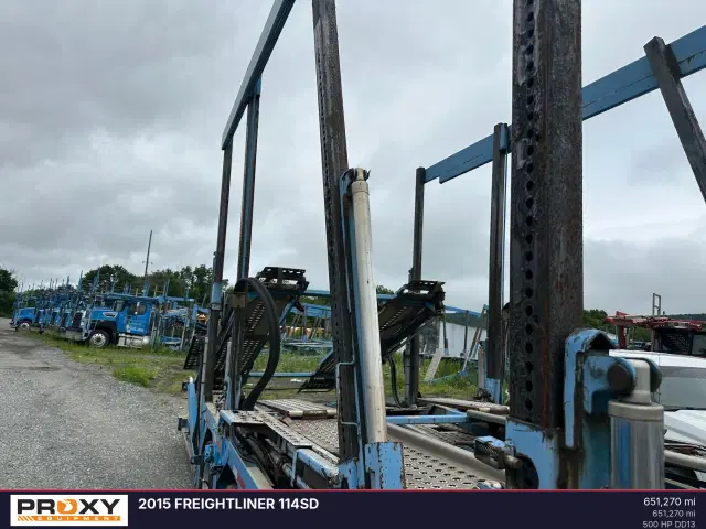 Image of Freightliner 114SD equipment image 3