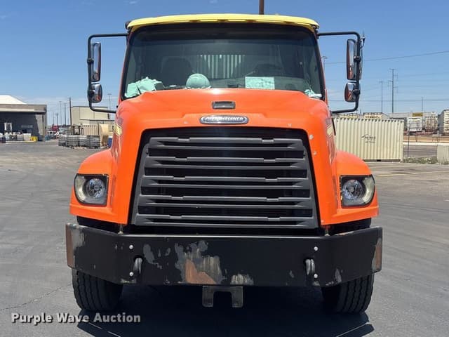 Image of Freightliner 114SD equipment image 1
