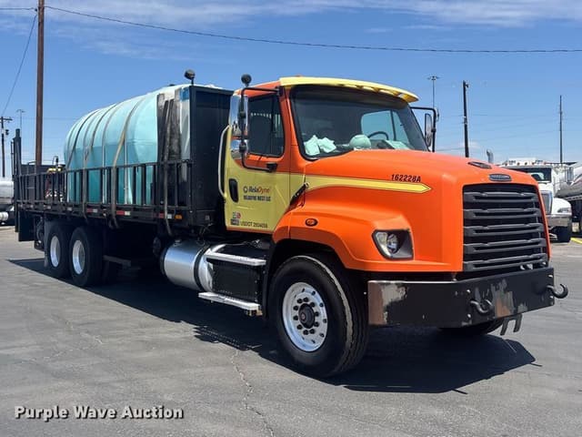 Image of Freightliner 114SD equipment image 2
