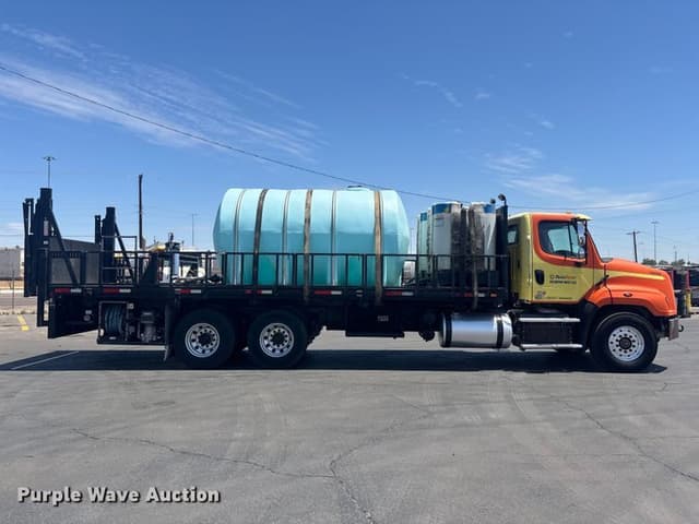 Image of Freightliner 114SD equipment image 3