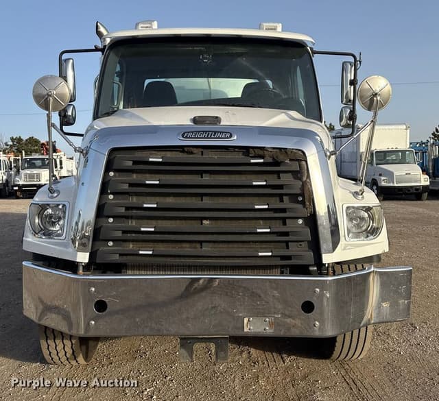 Image of Freightliner 114SD equipment image 1
