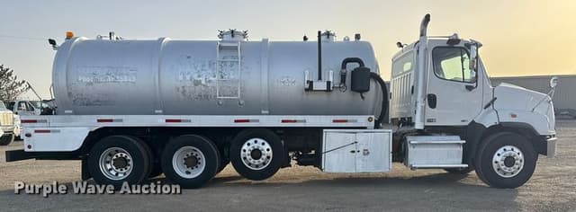 Image of Freightliner 114SD equipment image 3