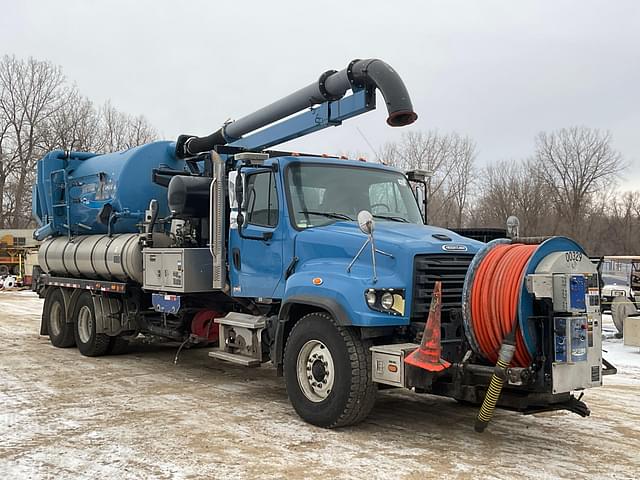 Image of Freightliner 114SD equipment image 2