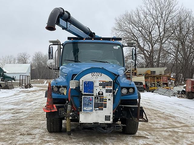 Image of Freightliner 114SD equipment image 1