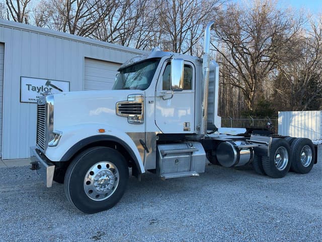 Image of Freightliner 122SD equipment image 1