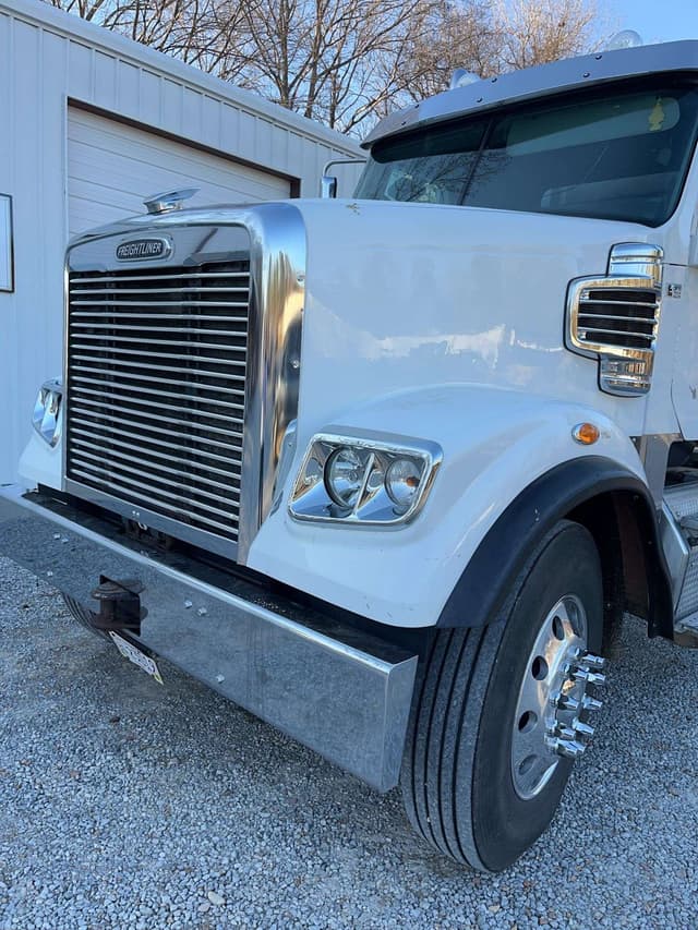 Image of Freightliner 122SD equipment image 2