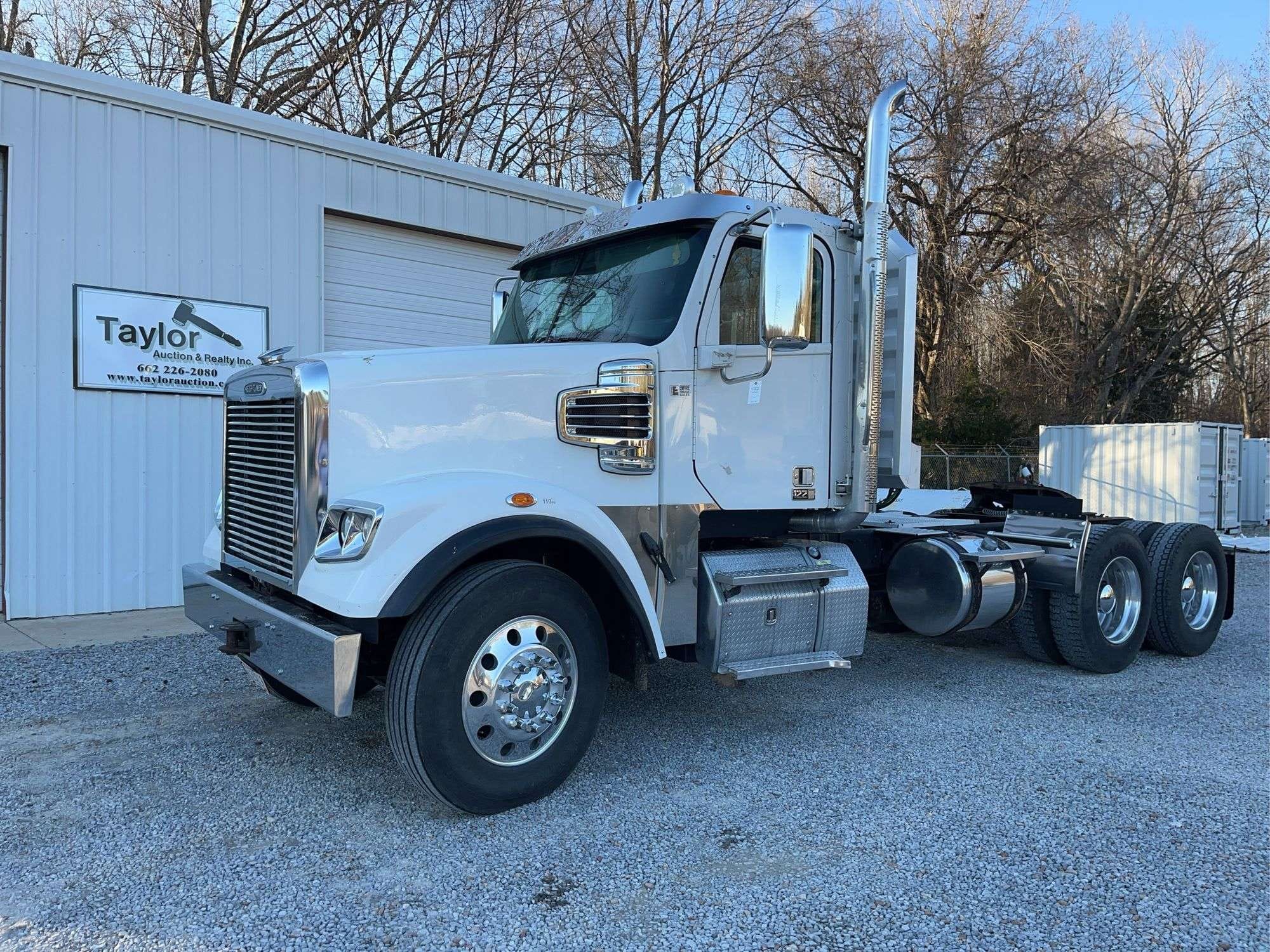 2015 Freightliner 122SD Equipment Image0